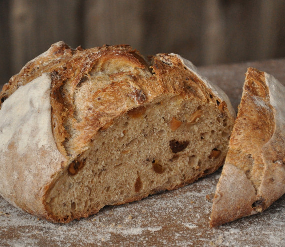 Brot mit Aprikosen und Haselnuss